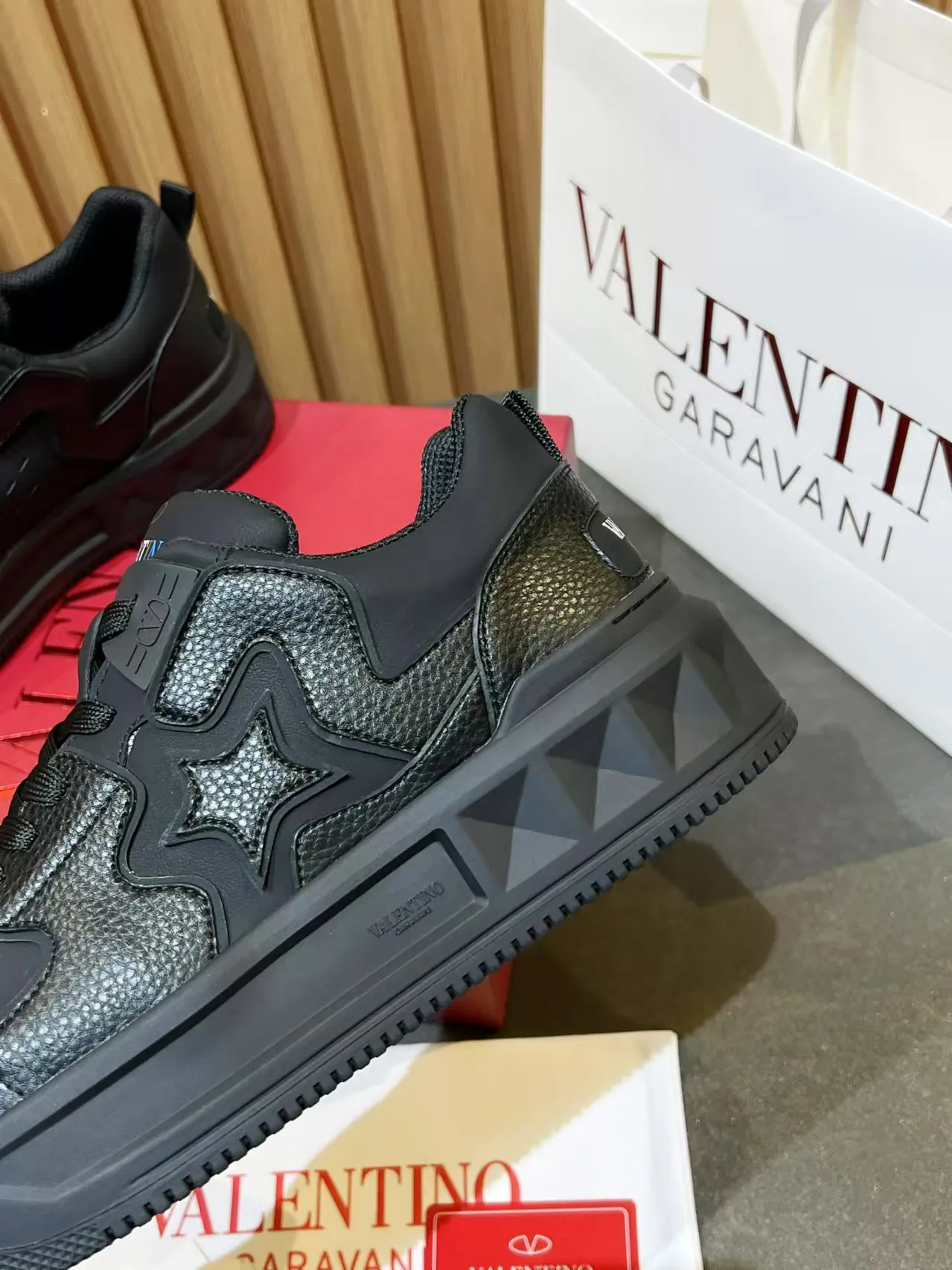 👟👟Ex-factory price 660👟👟 𝑽𝒂𝒍𝒆𝒏𝒕𝒊𝒏𝒐Valentino 𝑶𝒏𝒆𝑺𝒕𝒖𝒅 Couple casual sports shoes series Valentino 2024 new couple sports shoes are on sale. The original ZP was purchased and dismantled. Repeated pattern making and modification. I tried my best to restore it one to one! Top luxury masterpiece Signature five-pointed star design Soft and comfortable genuine leather with contrasting colors brings excellent and elegant texture and excellent on-foot comfort Top purchasing version upper: imported calfskin surface/original oil edge craftsmanship Outsole: original development 𝐓𝐏𝐔 two-color combination outsole Packaging: original configuration complete package Code number: 34-𝟒𝟓